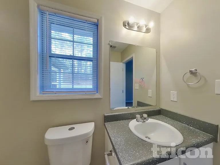 211 Robin Ln — Photo 10