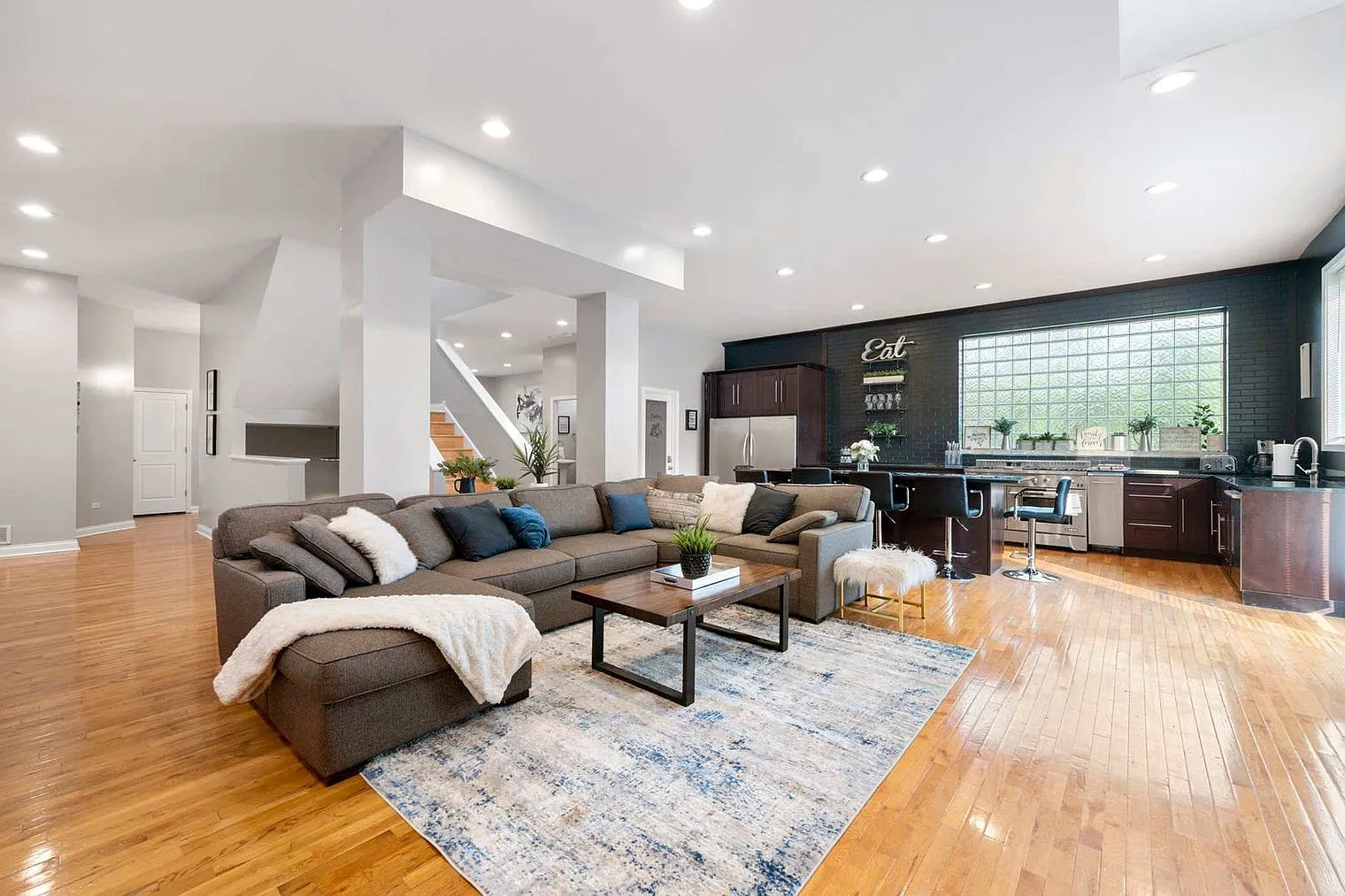 7 bed, 4.0 bath, 4499 sqft, $19,317 — Photo 1