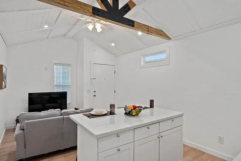 1 bed, 1.0 bath, 400 sqft, $1,250 — Photo 3