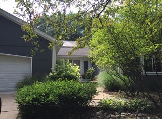 1944 Gladstone Dr, Wheaton, IL 60189