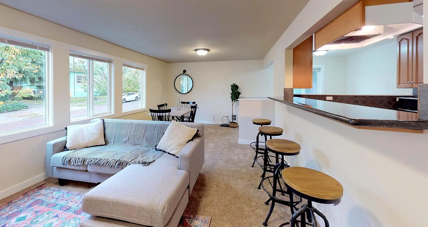 Private Bedroom in Welcoming Capitol Hill Home Near The Light Rail — Photo 3