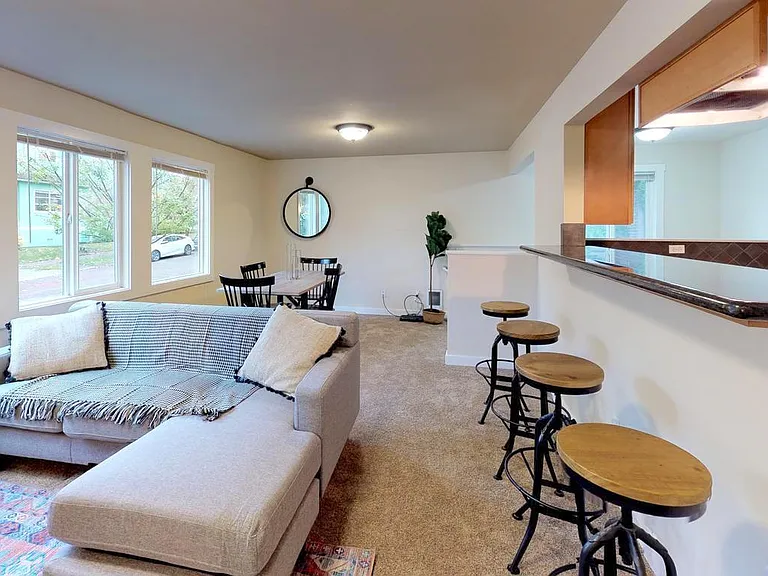 1446 E Roy St — Photo 3
