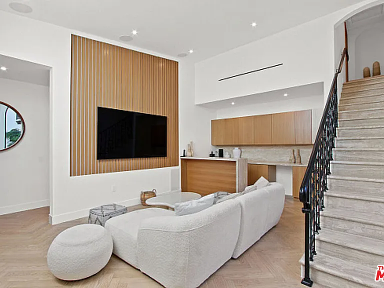 9451 Sunset Blvd — Photo 35