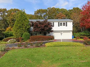 17 Gallatin Dr, Dix Hills, NY 11746