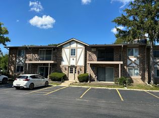 9S120 Lake Dr, Willowbrook, IL 60527