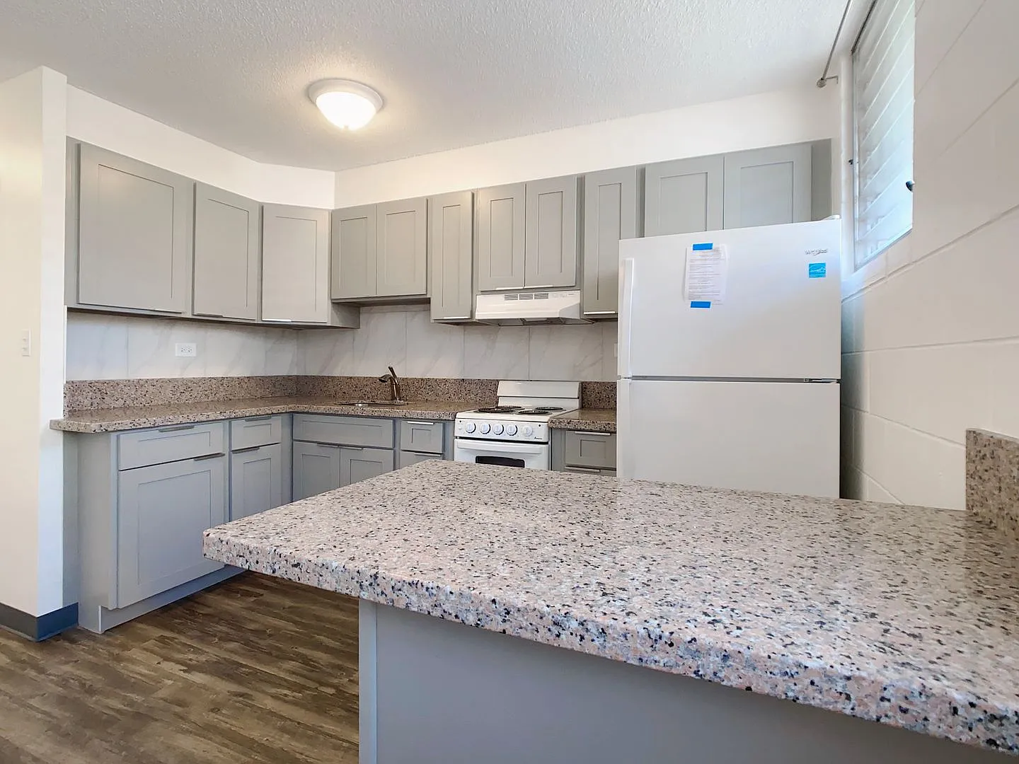 *Please View Full Ad For Details* $995 1st Month Rent Special | Desired Building Near Uh Manoa! R... — Photo 3
