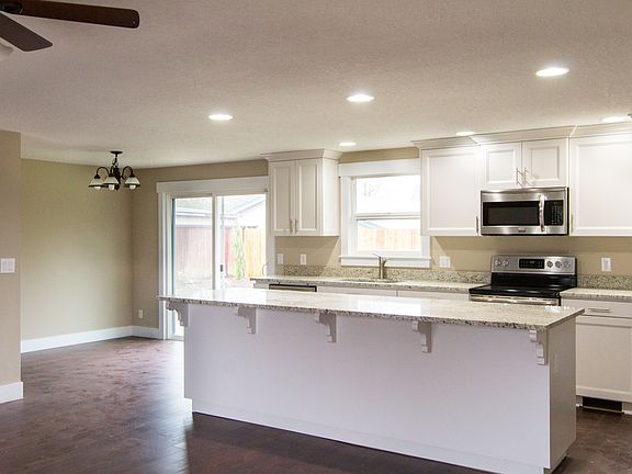 eating nook off kitchen 