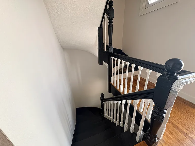 Front stairs to the 1st level