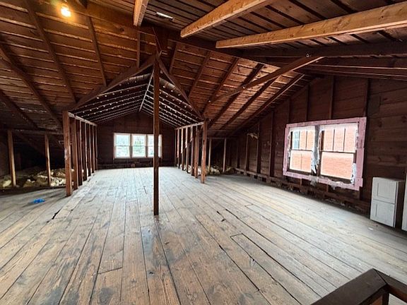 5th image of 135 W Locust St