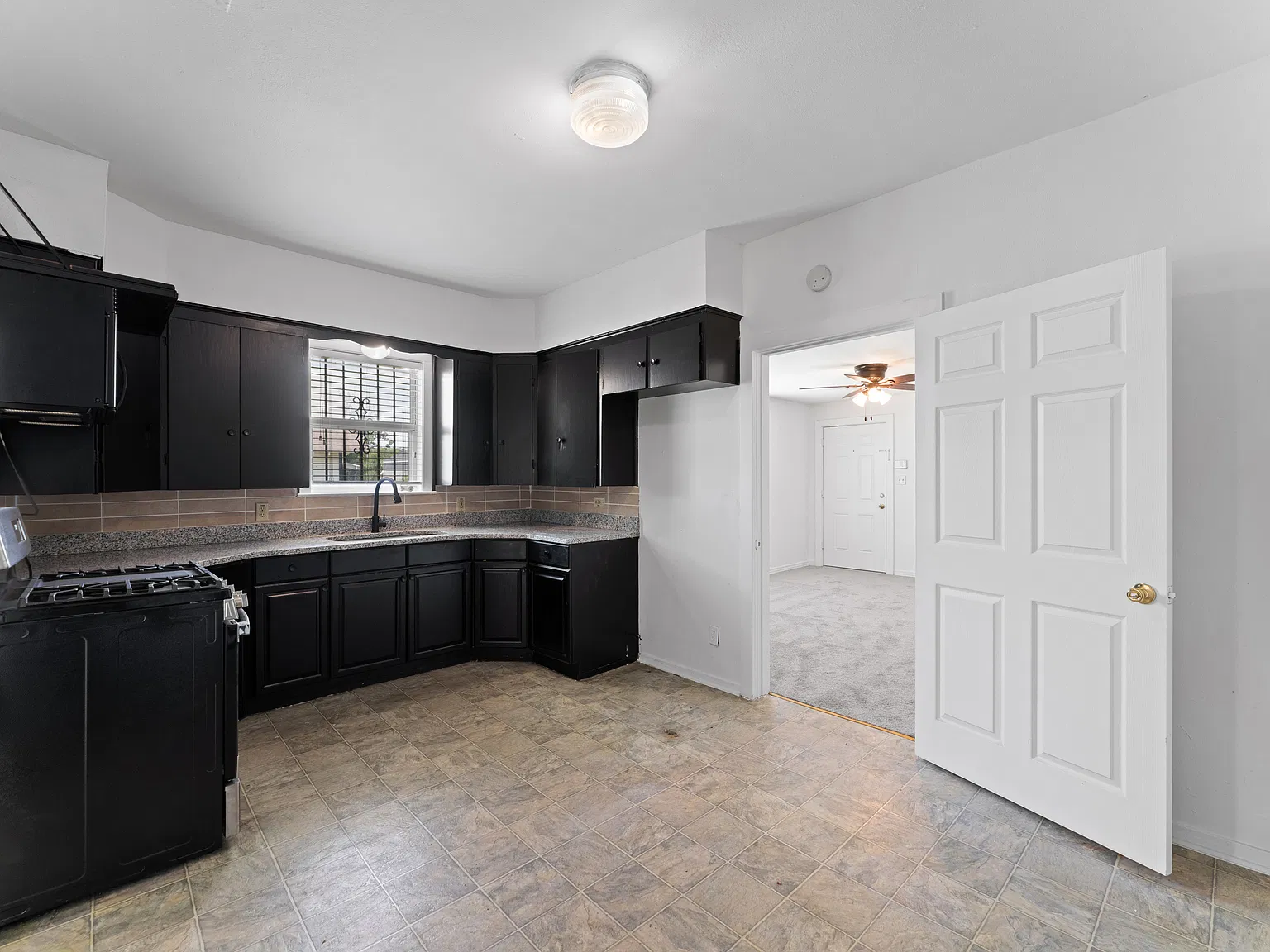 1407 Claude St — Photo 4