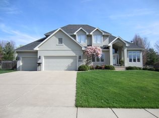14821 Lakeview Dr, Clive, IA 50325