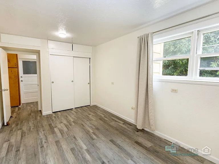 Charming Multi-Unit Living in Prime Northeast Salem Location — Photo 12