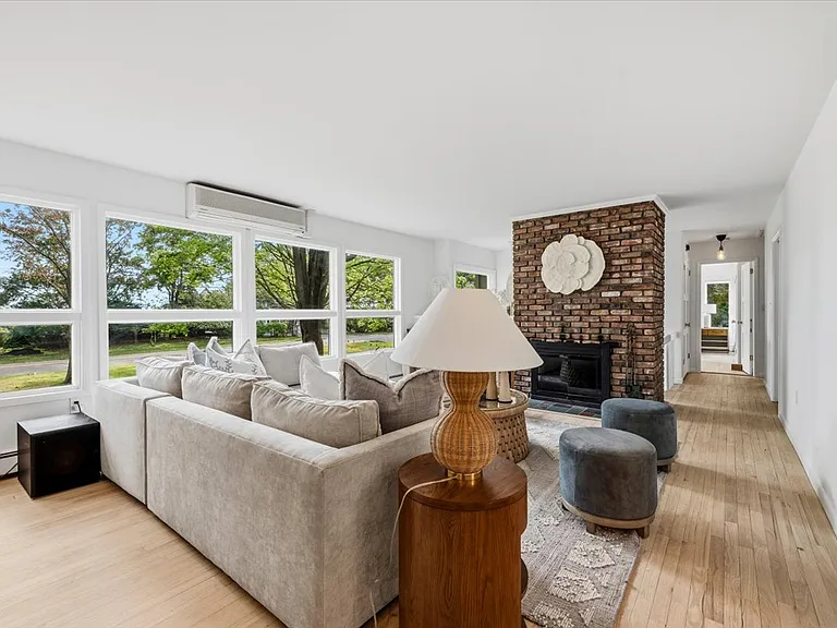 19 Peconic Ave — Photo 4