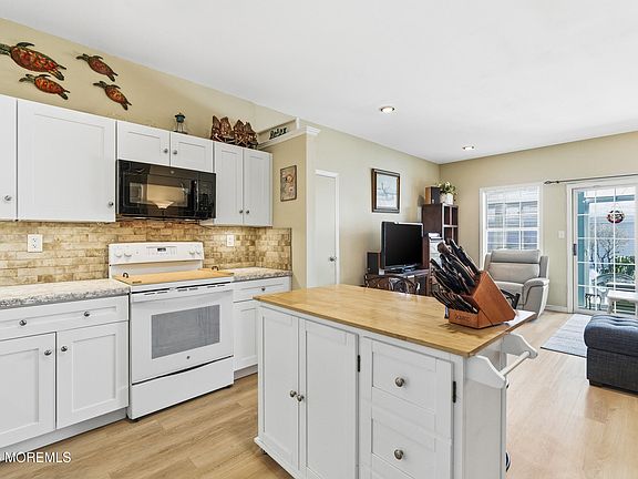 5th image of 13 Canterbury Drive #13D