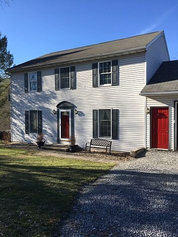 Front view w/2 car garage