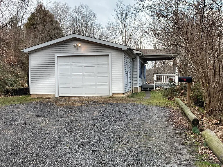 9 Frankie Ln — Photo 2
