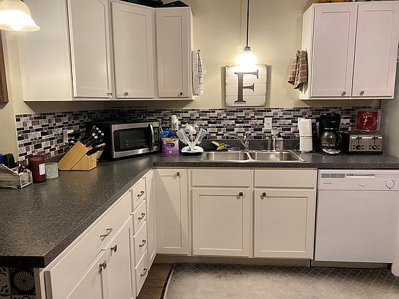5th image of 300 Bernard Dr