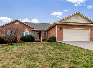 537 Sweet Briar Dr, Maryville, TN 37804