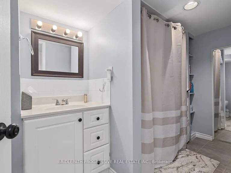 621 Wychwood St — Photo 9