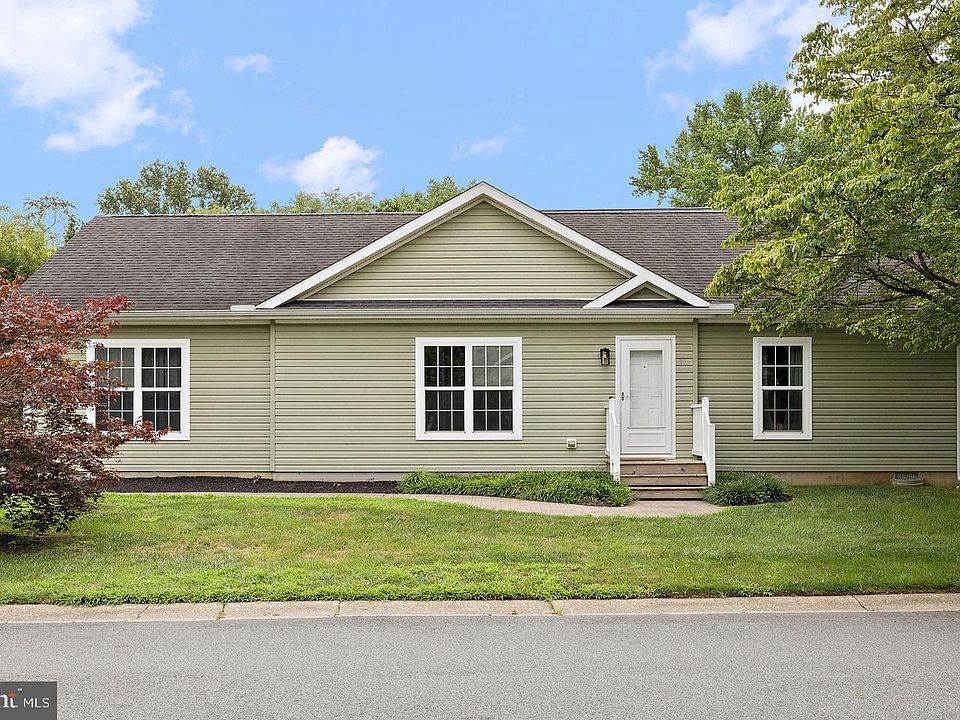 1st image of 16 Barberry Ct