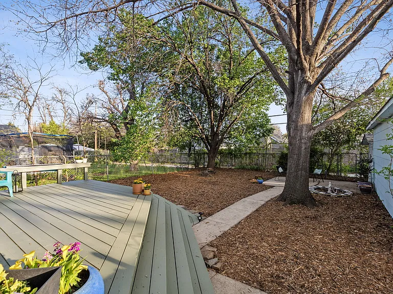 2732 Catherine St — Photo 32
