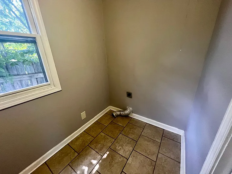 413 E Madison St — Photo 6