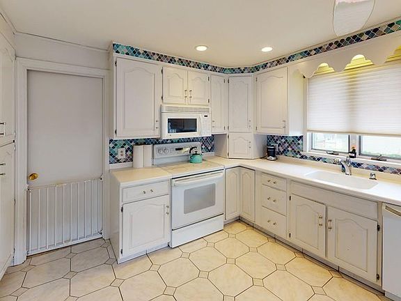 4th image of 50 Bettinson Ave
