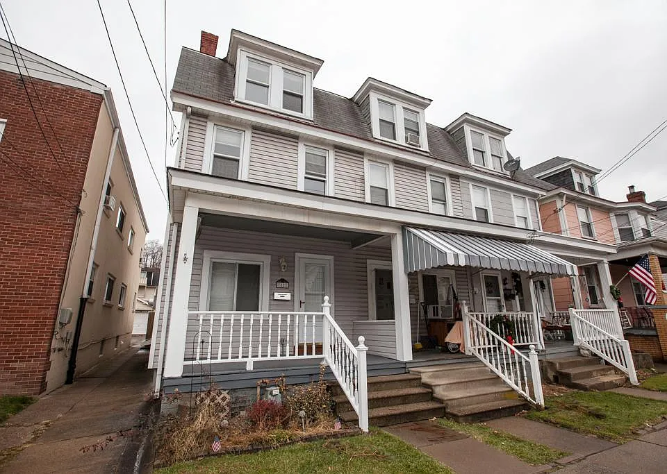 52 Dewey St