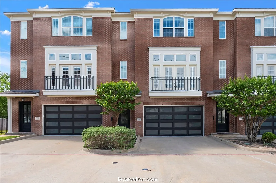 3 bed, 3.5 bath, 2360 sqft, $2,500 — Photo 3