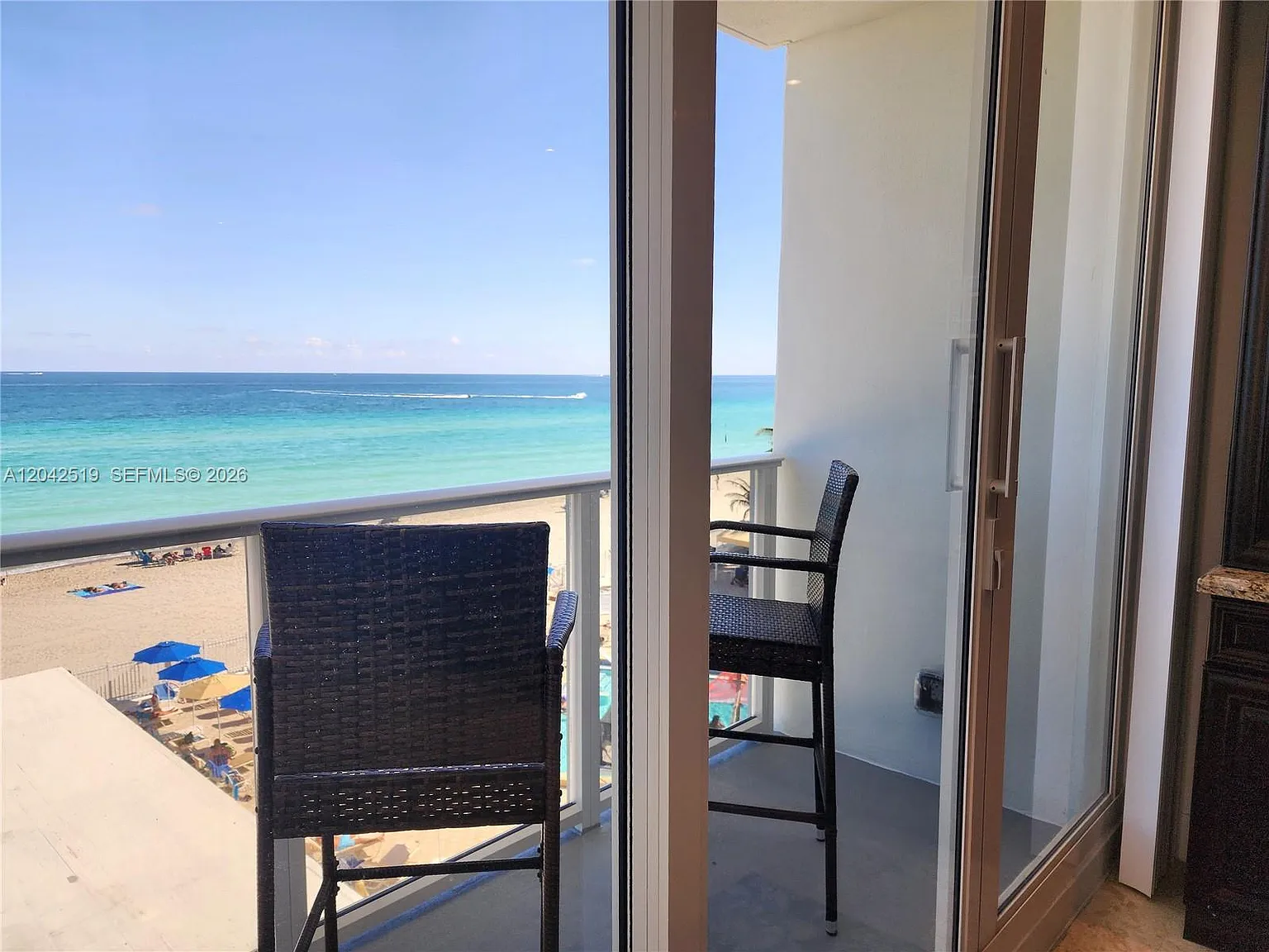 Alexander Towers Condo — Photo 4