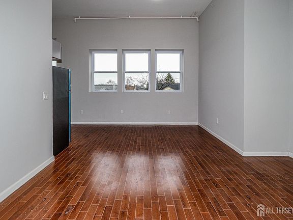 5th image of 33 2nd St