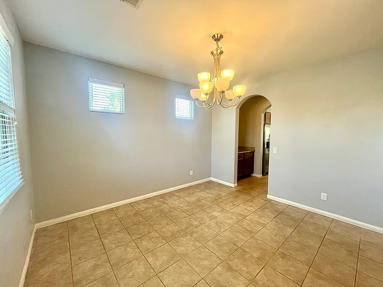 576 Glassford Ct — Photo 7