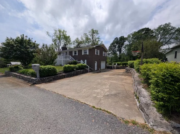 505 N Stanwood Ln, Hendersonville, NC 28739