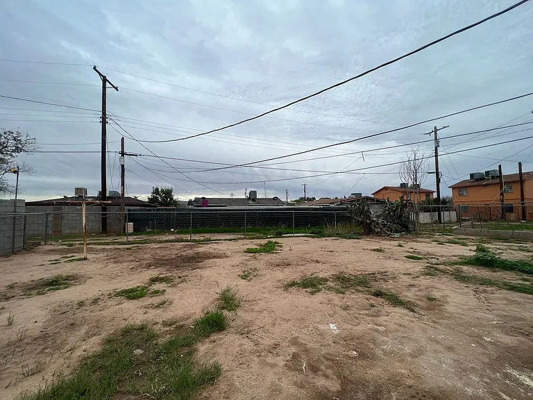 2233 E Wood St — Photo 23