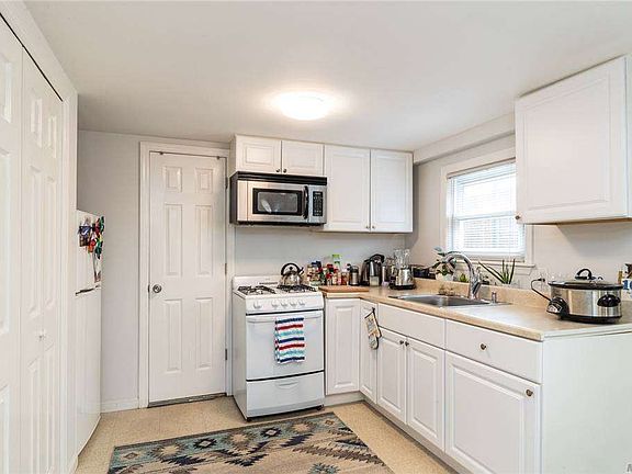 4th image of 326 E Bay Dr