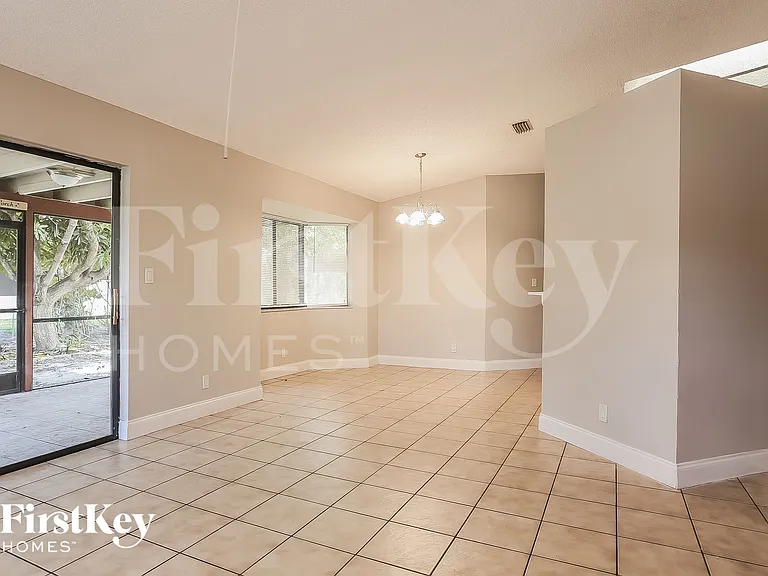 1013 SW 49th Ave — Photo 5