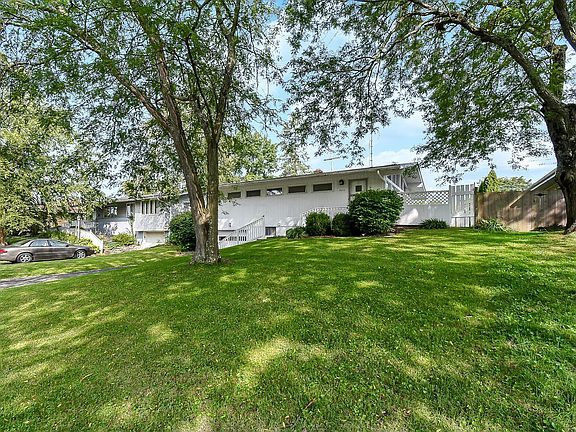 3rd image of 7696 Broadwyn Dr