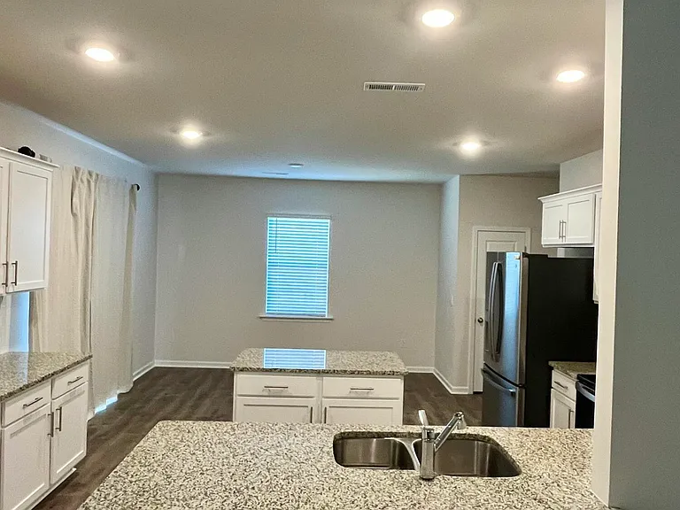 298 Robert Pl — Photo 12