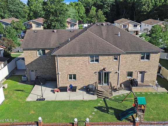 4th image of 17 Mason Blvd