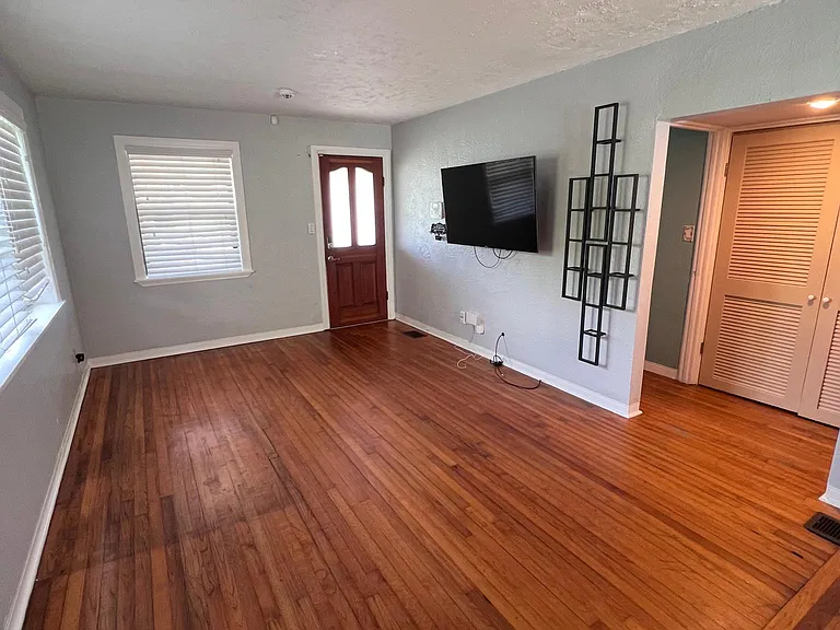 410 Manhattan Ave — Photo 10