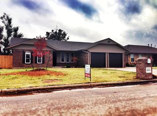 604 Kings Mnr, Moore, OK 73160
