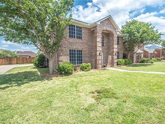 2nd image of 1014 Foxwood Ln