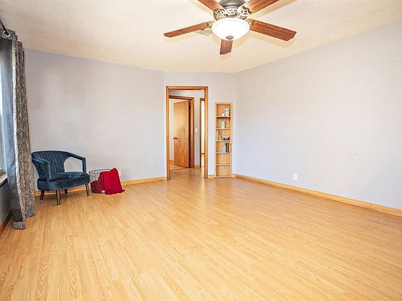 3rd image of 806 N Myrtle Dr