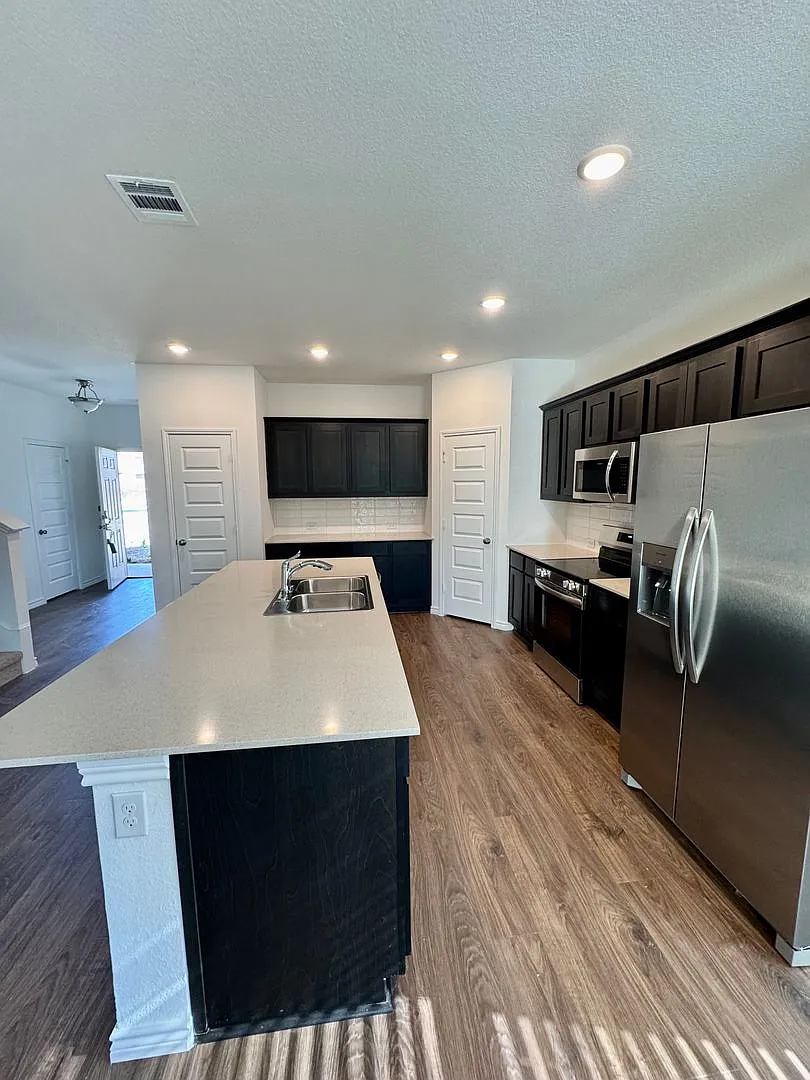 Gorgeous Newer Home Near Universities and Major Highways — Photo 4