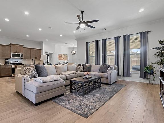 3rd image of 124 Cypress Park Ln