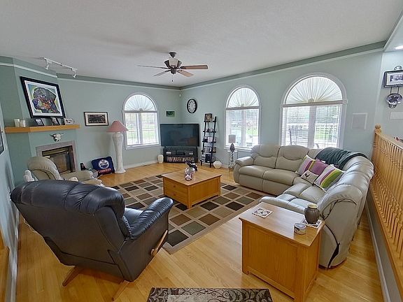 5th image of 1649 McFarlane Pl