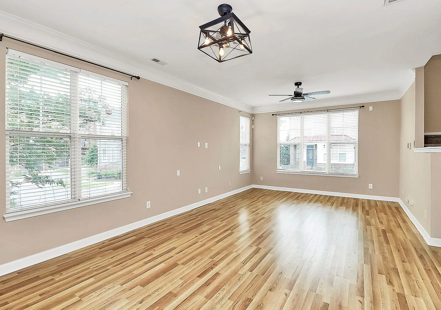 Beautiful End-Unit Townhome on a Prime Location! — Photo 3