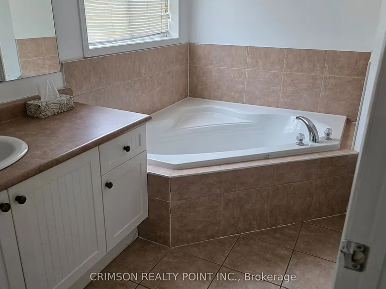 1299 Ashgrove Cres — Photo 23