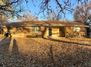 820 Red Bud Dr, Azle, TX 76020