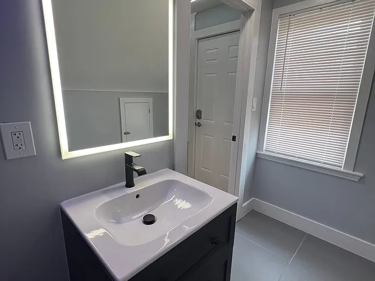 113 Lloyd — Photo 12